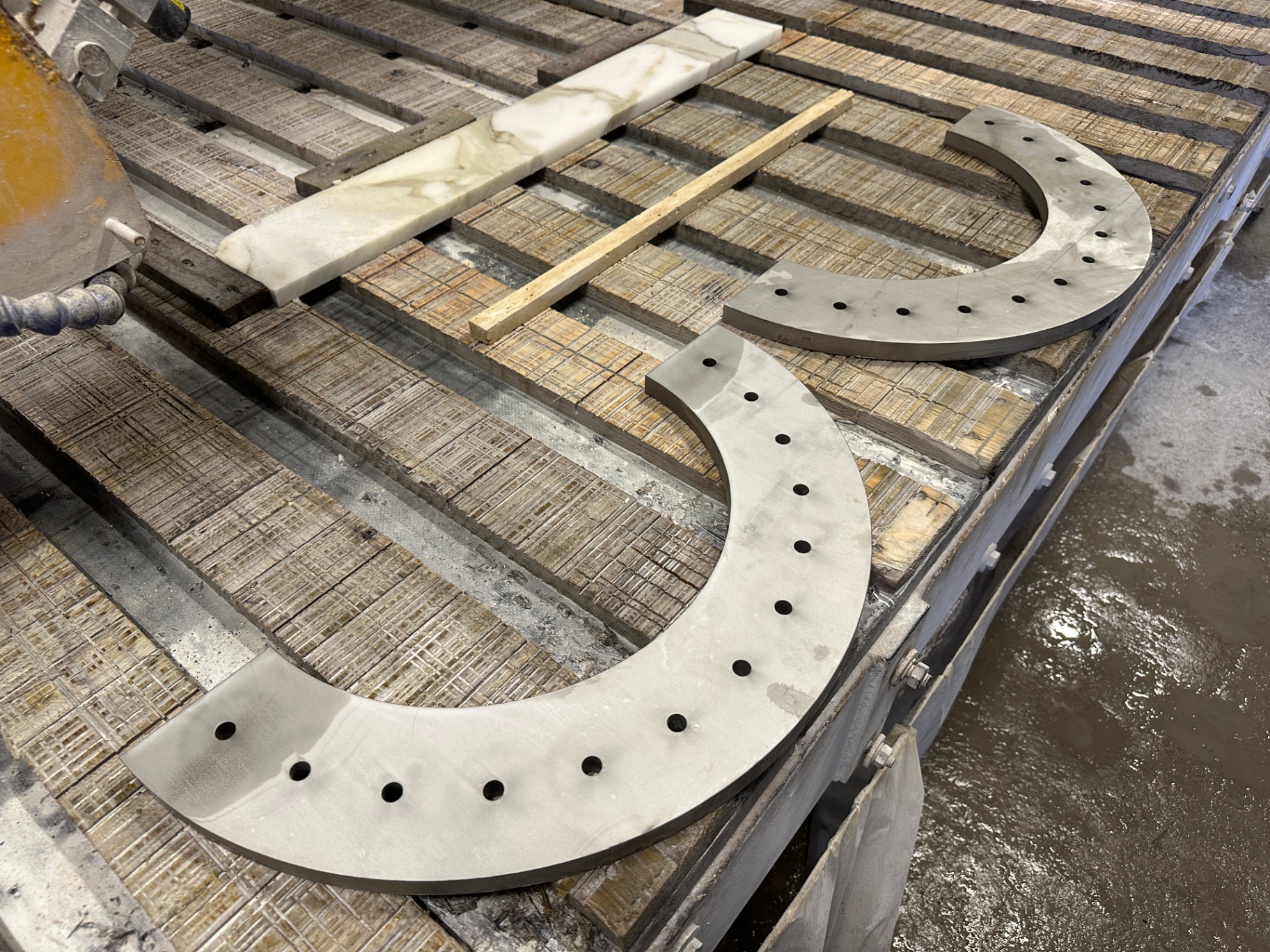 Сталеві кільця з отворами після waterjet Гідроабразивна порізка сталевих кілець з отворами — точний холодний розкрій без деформації