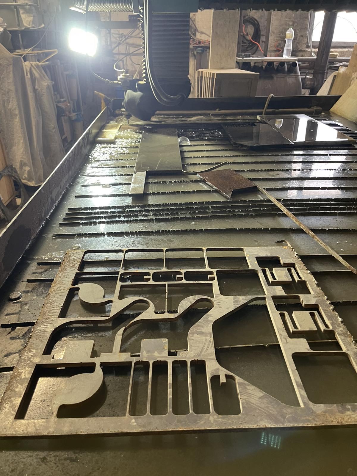 Розкрій листового металу Розкрій листового металу на waterjet-верстаті Flow Mach 3 з точністю ±0,1 мм